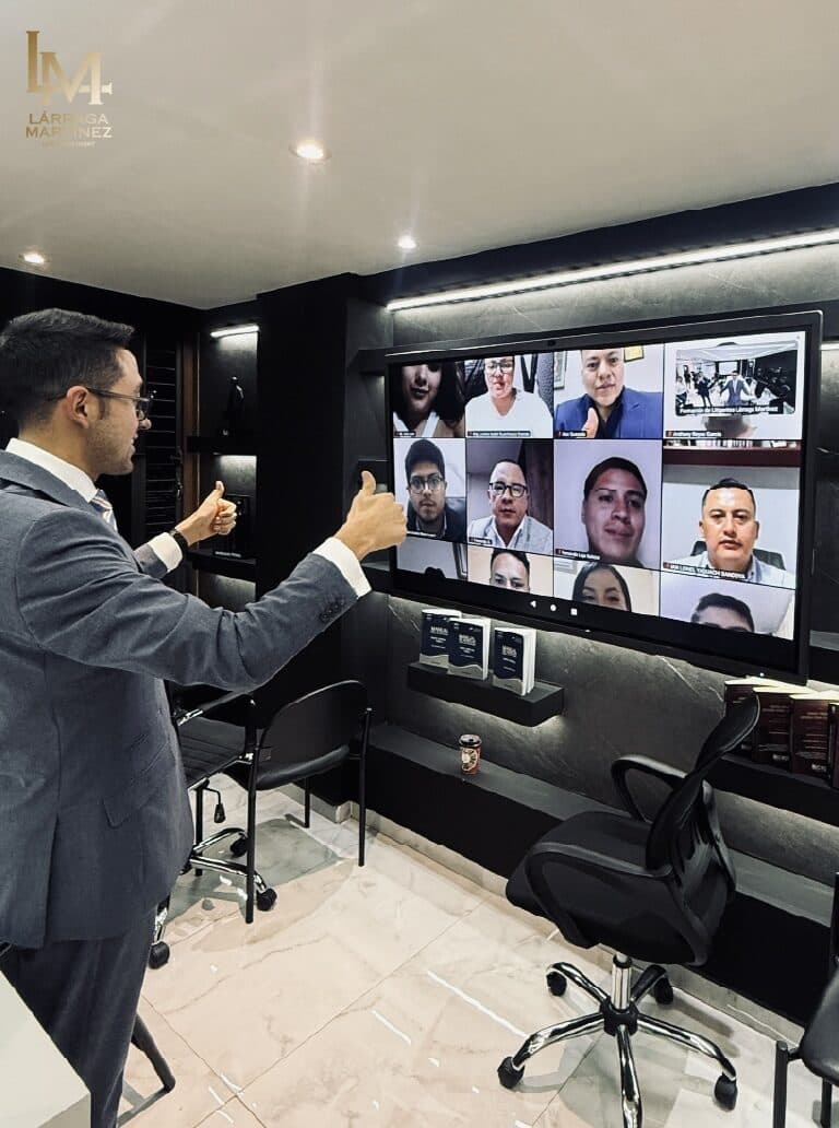 Dr. José Lárraga Martínez interactuando con la clase virtual durante una sesión de formación.