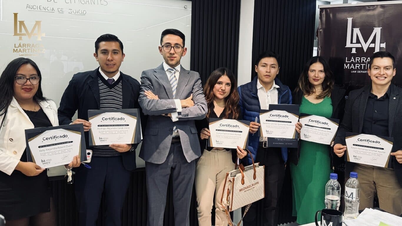 Grupo de egresados del Curso Formador de Litigantes con sus certificados de participación.